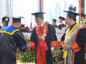 Luluskan Ribuan Mahasiswa, Ini Pesan Rektor Universitas Jambi ke Wisudawan
