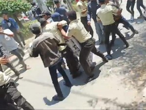 Mahasiswa Demo Rektor UIN Makassar Berakhir Ricuh, 2 Orang Luka Lebam