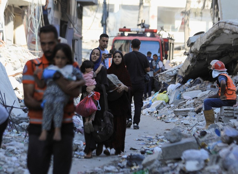 Warga Palestina berjalan di lokasi sekolah, yang menampung orang-orang terlantar, setelah terkena serangan Israel, di tengah konflik Israel-Hamas, di Kota Gaza, 1 September 2024. Warga Palestina berjalan di lokasi sekolah, yang menampung orang-orang terlantar, setelah terkena serangan Israel, di tengah konflik Israel-Hamas, di Kota Gaza, 1 September 2024. (REUTERS/Dawoud Abu Alkas)