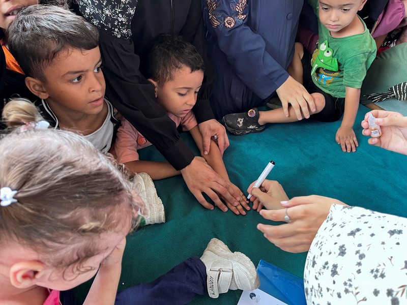 Seorang pria Palestina menggendong seorang anak, saat anak tersebut divaksinasi polio, di tengah konflik Israel-Hamas, di rumah sakit Nasser di Khan Younis di Jalur Gaza selatan, 31 Agustus 2024. Seorang pria Palestina menggendong seorang anak, saat anak tersebut divaksinasi polio, di tengah konflik Israel-Hamas, di rumah sakit Nasser di Khan Younis di Jalur Gaza selatan, 31 Agustus 2024. (REUTERS/Mohammed Salem)