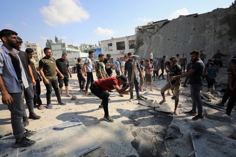 Warga Palestina berjalan di lokasi sekolah, yang menampung orang-orang terlantar, setelah terkena serangan Israel, di tengah konflik Israel-Hamas, di Kota Gaza, 1 September 2024. Warga Palestina berjalan di lokasi sekolah, yang menampung orang-orang terlantar, setelah terkena serangan Israel, di tengah konflik Israel-Hamas, di Kota Gaza, 1 September 2024. (REUTERS/Dawoud Abu Alkas)