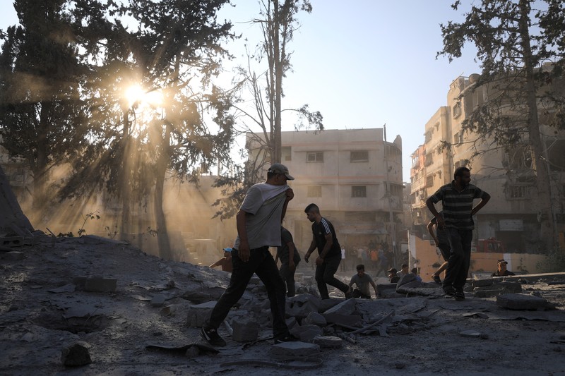 Warga Palestina berjalan di lokasi sekolah, yang menampung orang-orang terlantar, setelah terkena serangan Israel, di tengah konflik Israel-Hamas, di Kota Gaza, 1 September 2024. (REUTERS/Dawoud Abu Alkas)