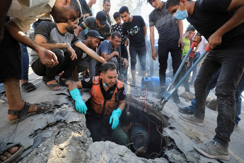 Warga Palestina berjalan di lokasi sekolah, yang menampung orang-orang terlantar, setelah terkena serangan Israel, di tengah konflik Israel-Hamas, di Kota Gaza, 1 September 2024. Warga Palestina berjalan di lokasi sekolah, yang menampung orang-orang terlantar, setelah terkena serangan Israel, di tengah konflik Israel-Hamas, di Kota Gaza, 1 September 2024. (REUTERS/Dawoud Abu Alkas)
