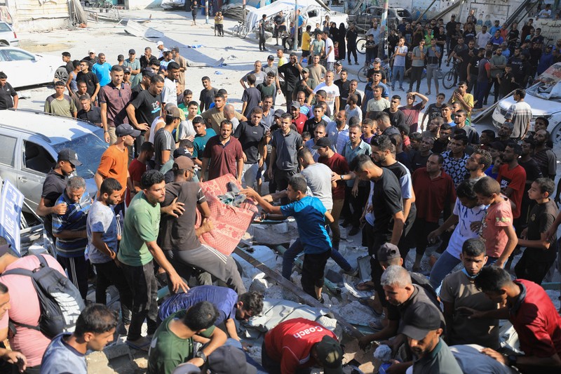 Warga Palestina berjalan di lokasi sekolah, yang menampung orang-orang terlantar, setelah terkena serangan Israel, di tengah konflik Israel-Hamas, di Kota Gaza, 1 September 2024. (REUTERS/Dawoud Abu Alkas)