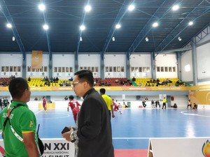 Panitia Pasang Terpal Atasi Atap GOR Futsal yang Bocor di PON Sumut