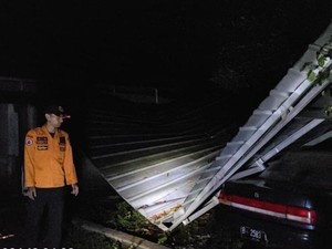 Sentra UMKM-Rumah Rusak Akibat Hujan Disertai Angin di Cibungbulang Bogor