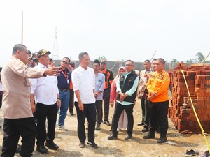 Bey Tinjau TKP Bangunan Roboh Akibat Angin Kencang Tewaskan 2 Orang di Bogor