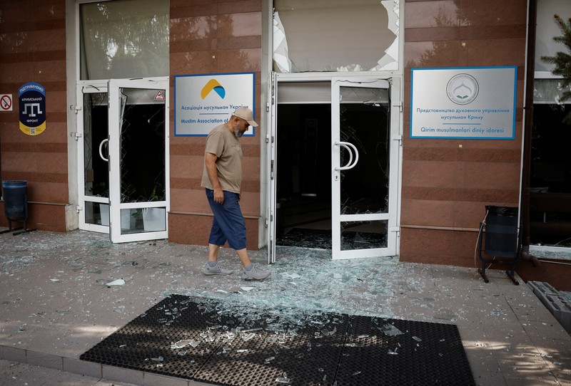 Anggota komunitas Muslim memeriksa kerusakan di masjid Asosiasi Muslim Ukraina, akibat serangan rudal Rusia yang menghancurkan bangunan di sebelahnya, di tengah konflik Rusia-Ukraina, di Kyiv, Ukraina, 2 September 2024. (REUTERS/Thomas Peter)