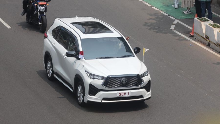 Iring-iringan pengawalan Paspampres mengawal Paus Fransiskus dengan kendaraan Innova Zenix warna Putih nopol SVC 1 saat melintasi Jalan Jenderal Sudirman, Jakarta, Selasa (3/9/2024). (Dok. Istimewa)