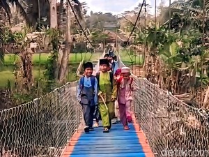 Dikerjakan Relawan, Jembatan Miring di Sukabumi Selesai Diperbaiki