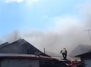 Pabrik Tahu di Cisaat Sukabumi Ludes Terbakar, 1 Rumah Ikut Terbakar