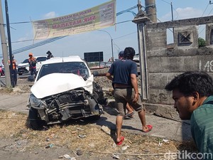 Pelajaran dari Kecelakaan Datsun Go Tertabrak KA, Mobil Ringsek-5 Penumpang Selamat