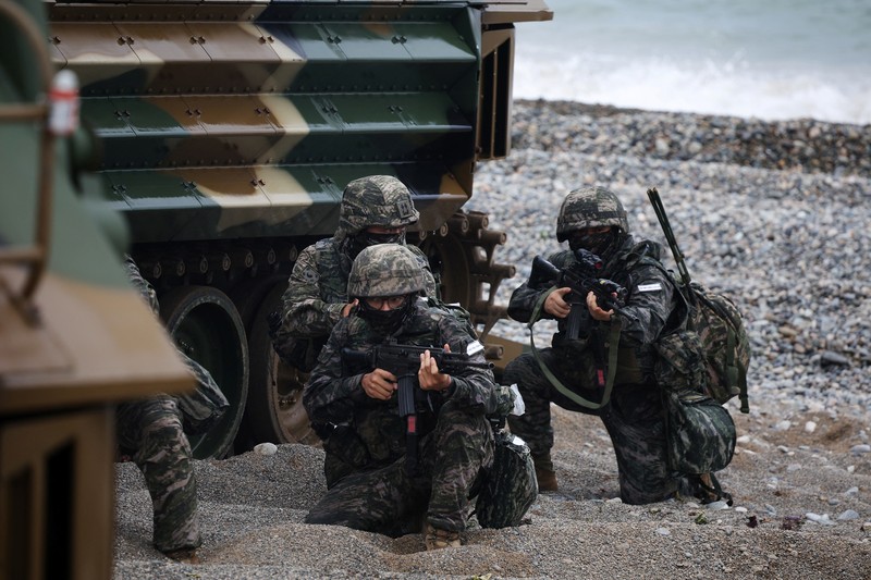 Marinir Korea Selatan mengambil bagian dalam latihan pendaratan amfibi gabungan korps marinir AS dan Korea Selatan yang disebut latihan 'Ssangyong', di Pohang, Korea Selatan, 2 September 2024. Marinir Korea Selatan mengambil bagian dalam latihan pendaratan amfibi gabungan korps marinir AS dan Korea Selatan yang disebut latihan 'Ssangyong', di Pohang, Korea Selatan, 2 September 2024. (REUTERS/Kim Hong-Ji)