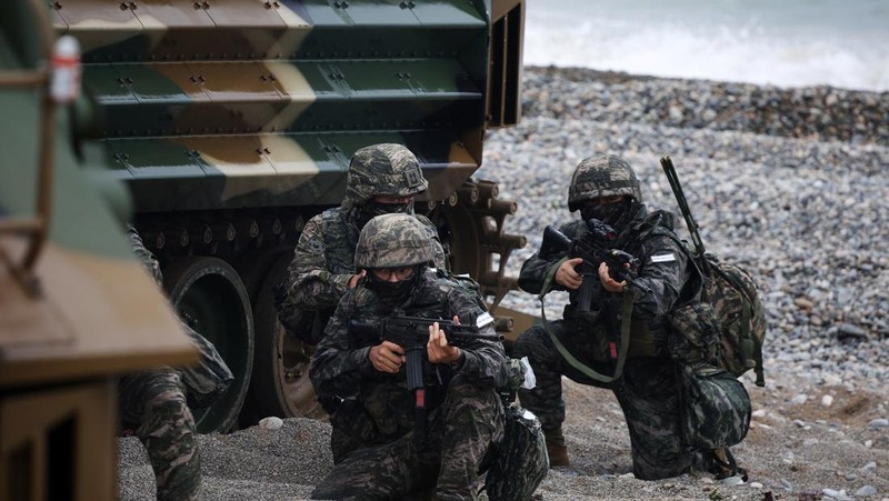 Marinir Korea Selatan mengambil bagian dalam latihan pendaratan amfibi gabungan korps marinir AS dan Korea Selatan yang disebut latihan 'Ssangyong', di Pohang, Korea Selatan, 2 September 2024. (REUTERS/Kim Hong-Ji)
