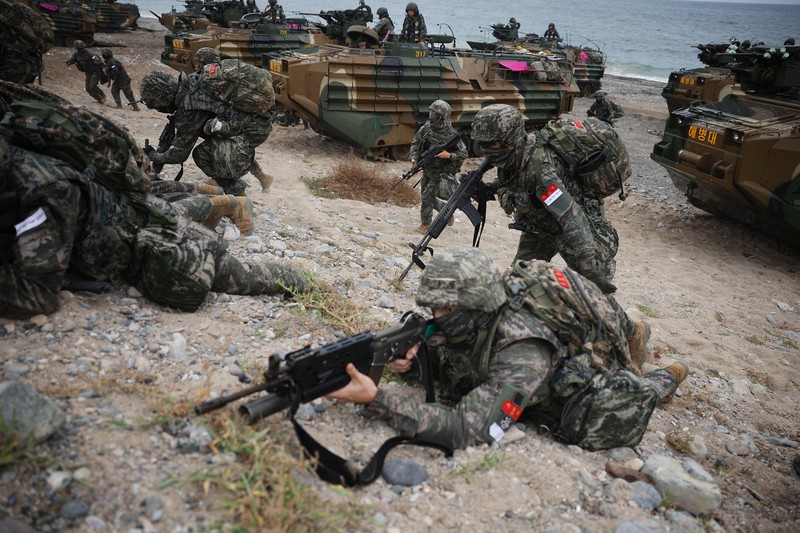Marinir Korea Selatan mengambil bagian dalam latihan pendaratan amfibi gabungan korps marinir AS dan Korea Selatan yang disebut latihan 'Ssangyong', di Pohang, Korea Selatan, 2 September 2024. Marinir Korea Selatan mengambil bagian dalam latihan pendaratan amfibi gabungan korps marinir AS dan Korea Selatan yang disebut latihan 'Ssangyong', di Pohang, Korea Selatan, 2 September 2024. (REUTERS/Kim Hong-Ji)