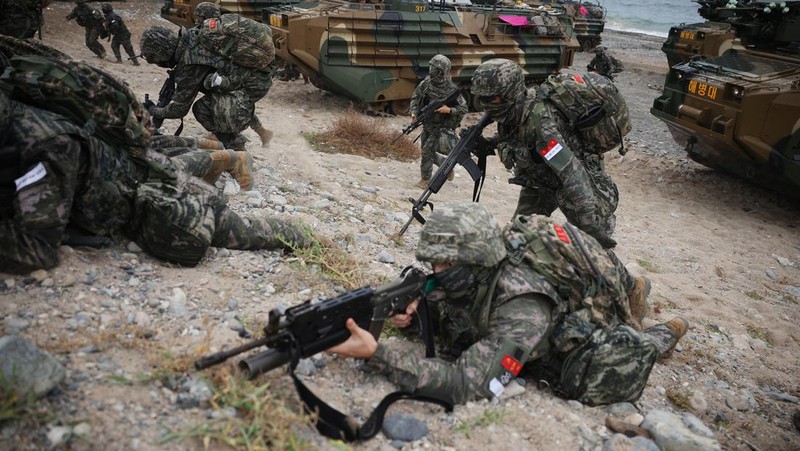 Marinir Korea Selatan mengambil bagian dalam latihan pendaratan amfibi gabungan korps marinir AS dan Korea Selatan yang disebut latihan 'Ssangyong', di Pohang, Korea Selatan, 2 September 2024. (REUTERS/Kim Hong-Ji)