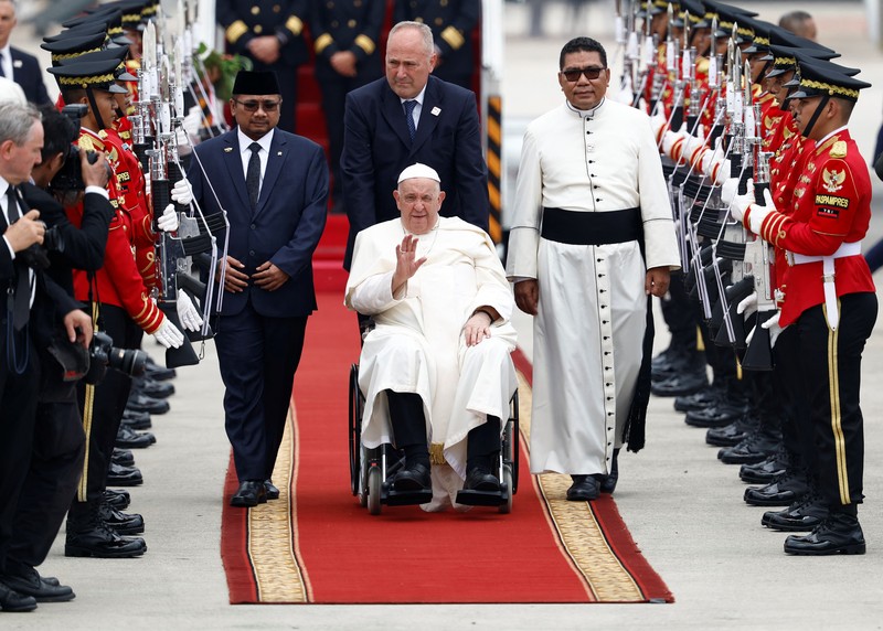 Menteri Agama Indonesia Yaqut Cholil Qoumas menyambut Paus Fransiskus di Bandara Internasional Soekarno-Hatta, di Tangerang dekat Jakarta, Indonesia, 3 September 2024. (REUTERS/Guglielmo Mangiapane)