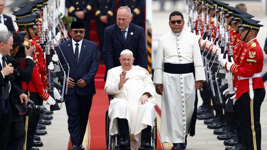 Menteri Agama Indonesia Yaqut Cholil Qoumas berjalan bersama Paus Fransiskus di Bandara Internasional Soekarno-Hatta selama kunjungan apostolik Paus ke Asia, di Tangerang dekat Jakarta, Indonesia, 3 September 2024. (REUTERS/Willy Kurniawan)
