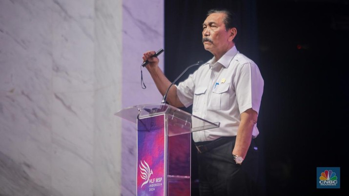 Menteri Koordinator Bidang Kemaritiman dan Investasi (Menkomarves), Luhut Binsar Pandjaitan menyampaikan pemaparan dalam acara High-Level Forum on Multi-Stakeholder Partnerships (HLF-MSP) 2024 di Bali International Convention Center (BICC), Nusa Dua, Bali, Selasa (3/9/2024). (CNBC Indonesia/Faisal Rahman)