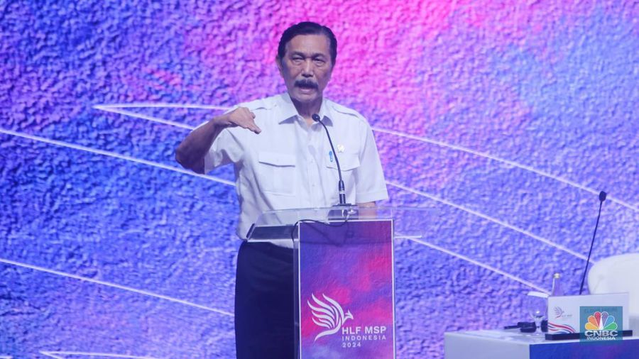 Menteri Koordinator Bidang Kemaritiman dan Investasi (Menkomarves), Luhut Binsar Pandjaitan menyampaikan pemaparan dalam acara High-Level Forum on Multi-Stakeholder Partnerships (HLF-MSP) 2024 di Bali International Convention Center (BICC), Nusa Dua, Bali, Selasa (3/9/2024). (CNBC Indonesia/Faisal Rahman)