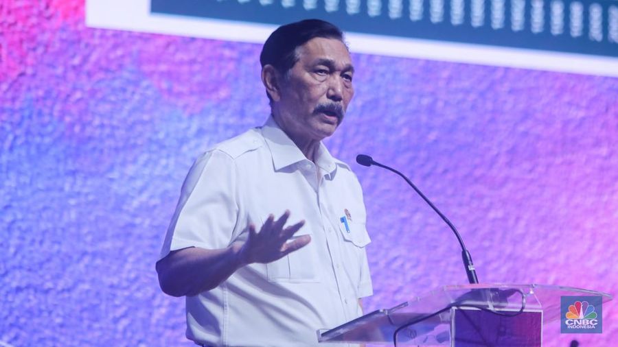 Menteri Koordinator Bidang Kemaritiman dan Investasi (Menkomarves), Luhut Binsar Pandjaitan menyampaikan pemaparan dalam acara High-Level Forum on Multi-Stakeholder Partnerships (HLF-MSP) 2024 di Bali International Convention Center (BICC), Nusa Dua, Bali, Selasa (3/9/2024). (CNBC Indonesia/Faisal Rahman)