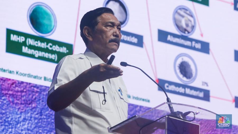 Menteri Koordinator Bidang Kemaritiman dan Investasi (Menkomarves), Luhut Binsar Pandjaitan menyampaikan pemaparan dalam acara High-Level Forum on Multi-Stakeholder Partnerships (HLF-MSP) 2024 di Bali International Convention Center (BICC), Nusa Dua, Bali, Selasa (3/9/2024). (CNBC Indonesia/Faisal Rahman)