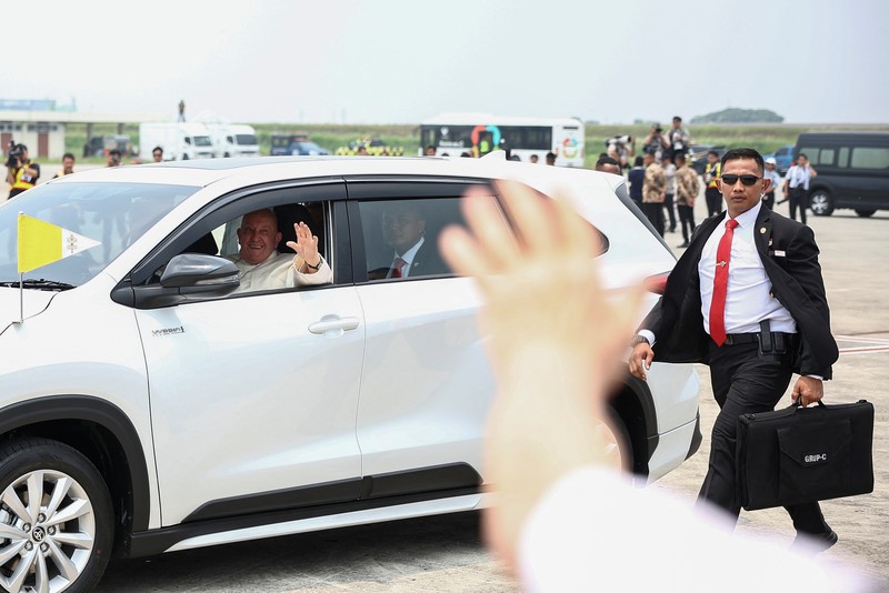 Menteri Agama Indonesia Yaqut Cholil Qoumas menyambut Paus Fransiskus di Bandara Internasional Soekarno-Hatta, di Tangerang dekat Jakarta, Indonesia, 3 September 2024. Menteri Agama Indonesia Yaqut Cholil Qoumas menyambut Paus Fransiskus di Bandara Internasional Soekarno-Hatta, di Tangerang dekat Jakarta, Indonesia, 3 September 2024. (REUTERS/Guglielmo Mangiapane)