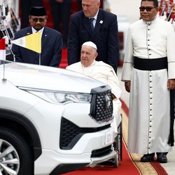 Momen Paus Tiba di Jakarta, Pakai Pesawat Komersial-Mobil Innova Zenix