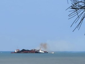 Kapal Tongkang Angkut Batu Bara Terbakar di Bangka Barat