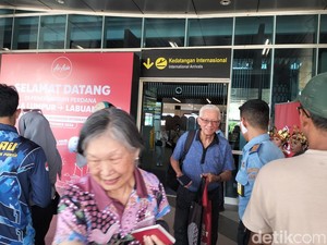 Dua Jam Berdiri, Turis Malaysia Keluhkan Pelayanan Imigrasi di Bandara Komodo