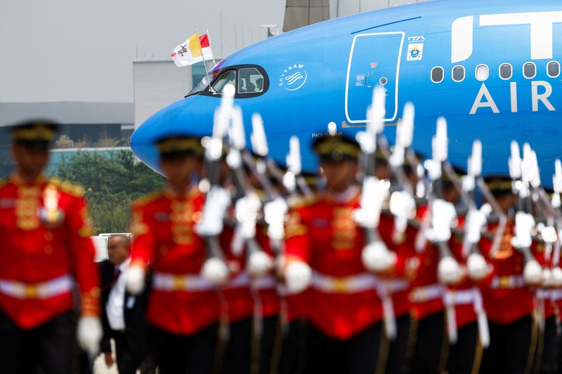 Paus Fransiskus di kursi rodanya, melambaikan tangan saat tiba selama upacara penyambutan resmi di Bandara Internasional Soekarno-Hatta di Tangerang di pinggiran Jakarta, Indonesia, Selasa, 3 September 2024. Paus Fransiskus di kursi rodanya, melambaikan tangan saat tiba selama upacara penyambutan resmi di Bandara Internasional Soekarno-Hatta di Tangerang di pinggiran Jakarta, Indonesia, Selasa, 3 September 2024. (AP Photo/Achmad Ibrahim)