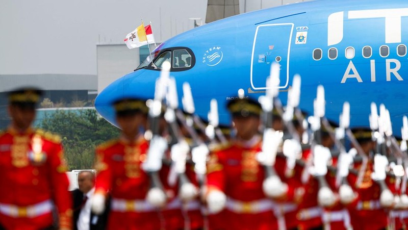 Paus Fransiskus di kursi rodanya, melambaikan tangan saat tiba selama upacara penyambutan resmi di Bandara Internasional Soekarno-Hatta di Tangerang di pinggiran Jakarta, Indonesia, Selasa, 3 September 2024. (AP Photo/Achmad Ibrahim)