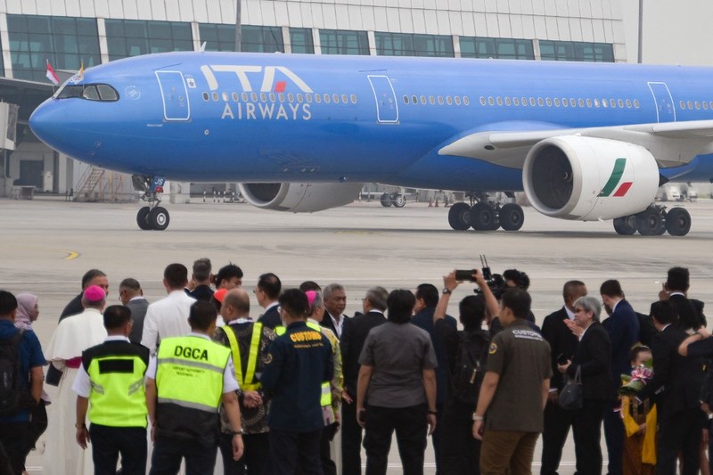 Menteri Agama Indonesia Yaqut Cholil Qoumas menyambut Paus Fransiskus di Bandara Internasional Soekarno-Hatta, di Tangerang dekat Jakarta, Indonesia, 3 September 2024. (REUTERS/Guglielmo Mangiapane)