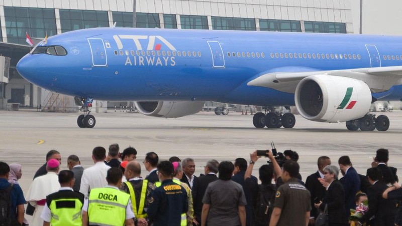 Paus Fransiskus di kursi rodanya, melambaikan tangan saat tiba selama upacara penyambutan resmi di Bandara Internasional Soekarno-Hatta di Tangerang di pinggiran Jakarta, Indonesia, Selasa, 3 September 2024. (AP Photo/Achmad Ibrahim)