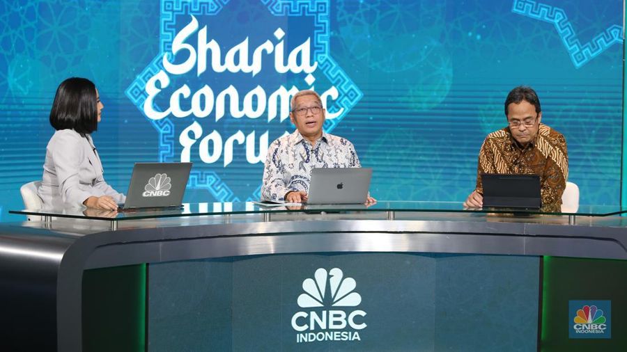 Presiden Direktur PT Bank Aladin Syariah Tbk, Koko T. Rachmadi, dan Direktur Utama PT Bank DKI, Agus Haryoto Widodo dalam CNBC Indonesia Sharia Economic Forum pada Selasa (3/9/2024). (CNBC Indonesia/Tias Budiarto)