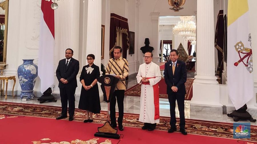 Presiden Joko Widodo (Jokowi) menggelar rapat terbatas mengenai persiapan ketibaan Pemimpin gereja katolik dunia Paus Fransiskus di Istana Merdeka, Selasa (3/9/2024).  (վ/Emir Yanwardhana)