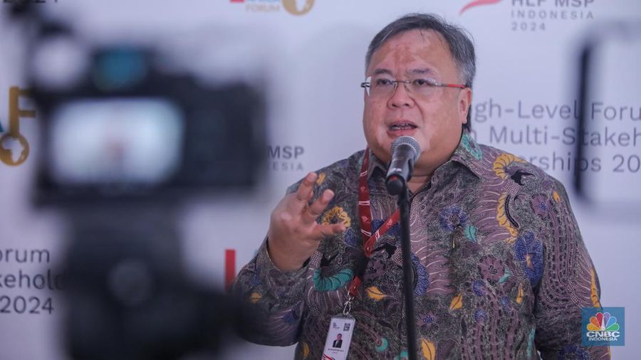 Profesor Ekonomi Universitas Indonesia & Menteri PPN/Kepala Bapenas periode 2016-2019, Bambang Brodjonegoro memberikan keterangan usai sesi panel diksusi dalam acara High-Level Forum on Multi-Stakeholder Partnerships (HLF-MSP) 2024 di Bali International Convention Center (BICC), Nusa Dua, Bali, Selasa (3/9/2024). (CNBC Indonesia/Faisal Rahman)