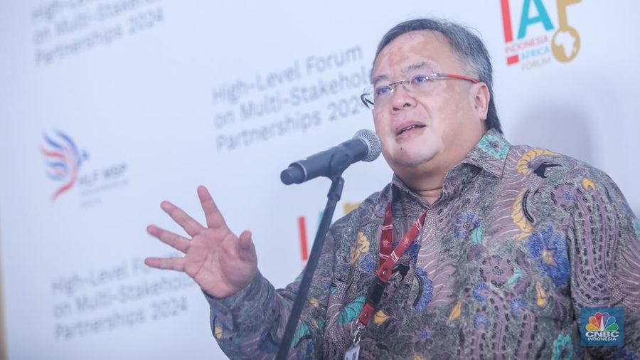 Profesor Ekonomi Universitas Indonesia & Menteri PPN/Kepala Bapenas periode 2016-2019, Bambang Brodjonegoro memberikan keterangan usai sesi panel diksusi dalam acara High-Level Forum on Multi-Stakeholder Partnerships (HLF-MSP) 2024 di Bali International Convention Center (BICC), Nusa Dua, Bali, Selasa (3/9/2024). (CNBC Indonesia/Faisal Rahman)