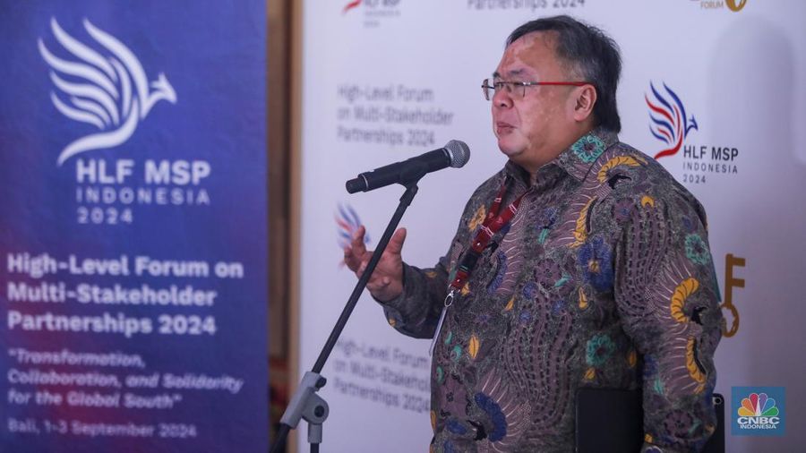 Profesor Ekonomi Universitas Indonesia & Menteri PPN/Kepala Bapenas periode 2016-2019, Bambang Brodjonegoro memberikan keterangan usai sesi panel diksusi dalam acara High-Level Forum on Multi-Stakeholder Partnerships (HLF-MSP) 2024 di Bali International Convention Center (BICC), Nusa Dua, Bali, Selasa (3/9/2024). (CNBC Indonesia/Faisal Rahman)