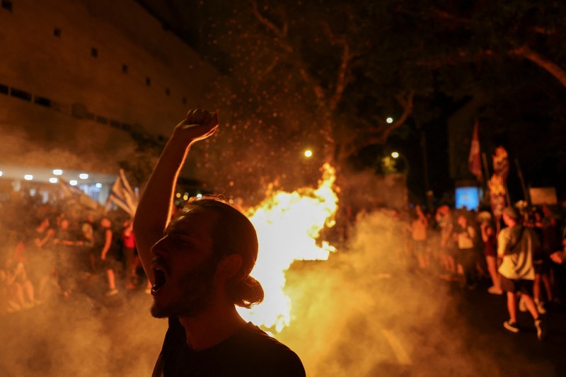 Ratusan ribu warga Israel turun ke jalan untuk melakukan protes massal pada Selasa (3/9/2024). Mereka menuntut kesepakatan gencatan senjata dan serikat pekerja utama Israel. (REUTERS/Florion Goga) Ratusan ribu warga Israel turun ke jalan untuk melakukan protes massal pada Selasa (3/9/2024). Mereka menuntut kesepakatan gencatan senjata dan serikat pekerja utama Israel. (REUTERS/Florion Goga)