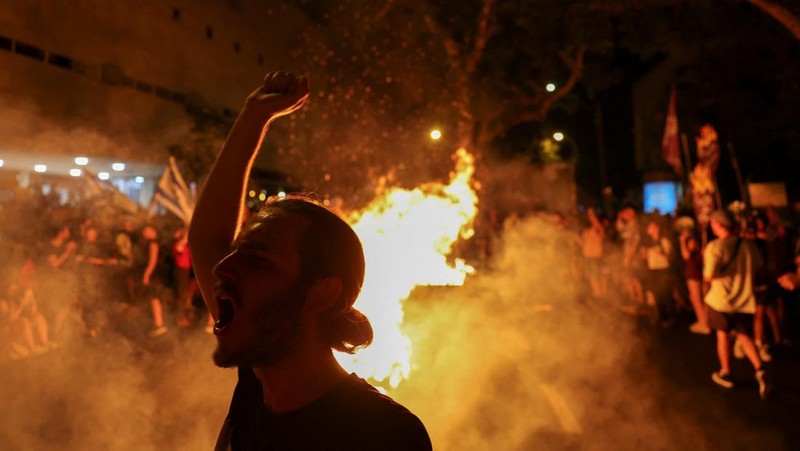 Ratusan ribu warga Israel turun ke jalan untuk melakukan protes massal pada Selasa (3/9/2024). Mereka menuntut kesepakatan gencatan senjata dan serikat pekerja utama Israel. (REUTERS/Florion Goga)