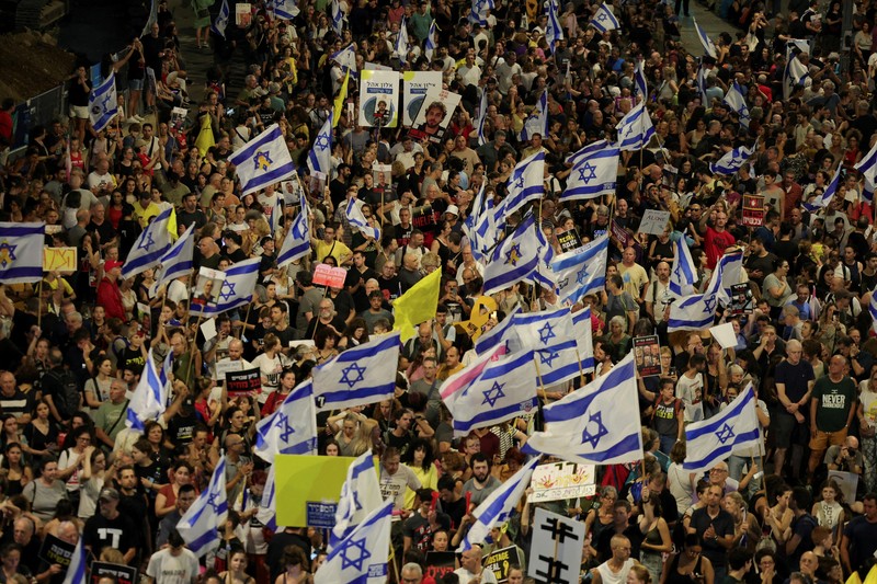 Ratusan ribu warga Israel turun ke jalan untuk melakukan protes massal pada Selasa (3/9/2024). Mereka menuntut kesepakatan gencatan senjata dan serikat pekerja utama Israel. (REUTERS/Florion Goga) Ratusan ribu warga Israel turun ke jalan untuk melakukan protes massal pada Selasa (3/9/2024). Mereka menuntut kesepakatan gencatan senjata dan serikat pekerja utama Israel. (REUTERS/Florion Goga)