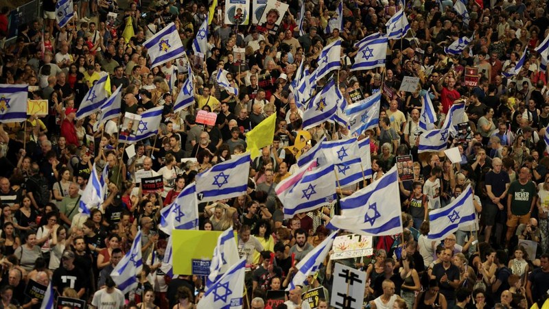 Ratusan ribu warga Israel turun ke jalan untuk melakukan protes massal pada Selasa (3/9/2024). Mereka menuntut kesepakatan gencatan senjata dan serikat pekerja utama Israel. (REUTERS/Florion Goga)