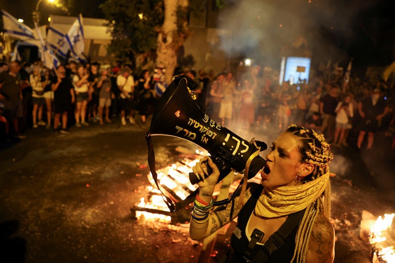 Ratusan ribu warga Israel turun ke jalan untuk melakukan protes massal pada Selasa (3/9/2024). Mereka menuntut kesepakatan gencatan senjata dan serikat pekerja utama Israel. (REUTERS/Florion Goga) Ratusan ribu warga Israel turun ke jalan untuk melakukan protes massal pada Selasa (3/9/2024). Mereka menuntut kesepakatan gencatan senjata dan serikat pekerja utama Israel. (REUTERS/Florion Goga)
