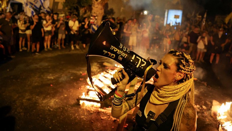 Ratusan ribu warga Israel turun ke jalan untuk melakukan protes massal pada Selasa (3/9/2024). Mereka menuntut kesepakatan gencatan senjata dan serikat pekerja utama Israel. (REUTERS/Florion Goga)