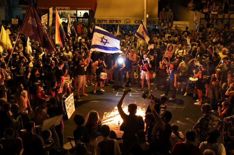 Ratusan ribu warga Israel turun ke jalan untuk melakukan protes massal pada Selasa (3/9/2024). Mereka menuntut kesepakatan gencatan senjata dan serikat pekerja utama Israel. (REUTERS/Florion Goga) Ratusan ribu warga Israel turun ke jalan untuk melakukan protes massal pada Selasa (3/9/2024). Mereka menuntut kesepakatan gencatan senjata dan serikat pekerja utama Israel. (REUTERS/Florion Goga)