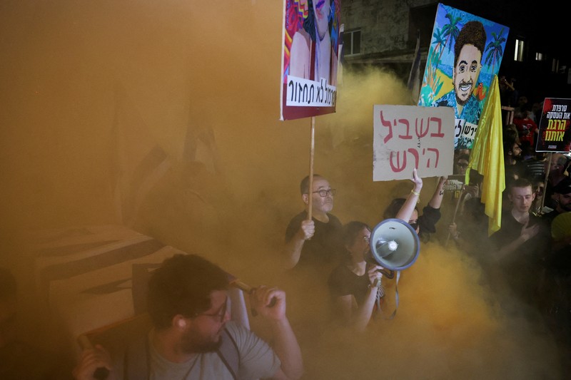 Ratusan ribu warga Israel turun ke jalan untuk melakukan protes massal pada Selasa (3/9/2024). Mereka menuntut kesepakatan gencatan senjata dan serikat pekerja utama Israel. (REUTERS/Florion Goga) Ratusan ribu warga Israel turun ke jalan untuk melakukan protes massal pada Selasa (3/9/2024). Mereka menuntut kesepakatan gencatan senjata dan serikat pekerja utama Israel. (REUTERS/Florion Goga)