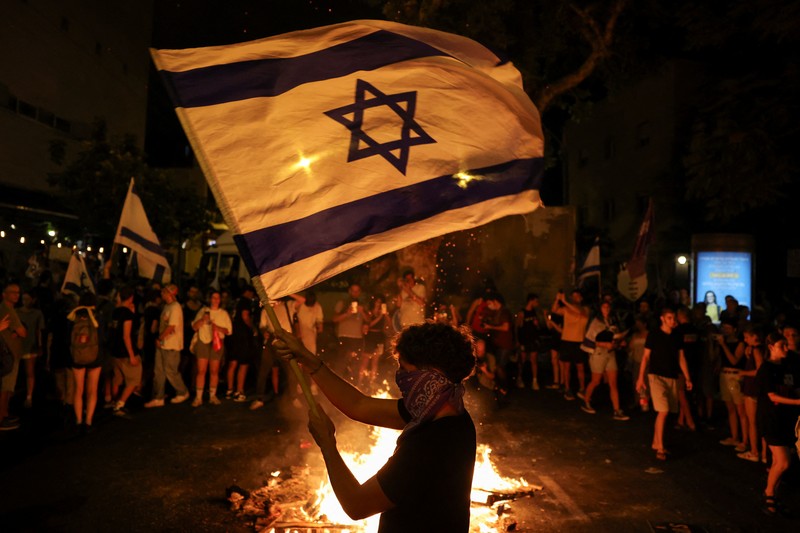 Ratusan ribu warga Israel turun ke jalan untuk melakukan protes massal pada Selasa (3/9/2024). Mereka menuntut kesepakatan gencatan senjata dan serikat pekerja utama Israel. (REUTERS/Florion Goga) Ratusan ribu warga Israel turun ke jalan untuk melakukan protes massal pada Selasa (3/9/2024). Mereka menuntut kesepakatan gencatan senjata dan serikat pekerja utama Israel. (REUTERS/Florion Goga)