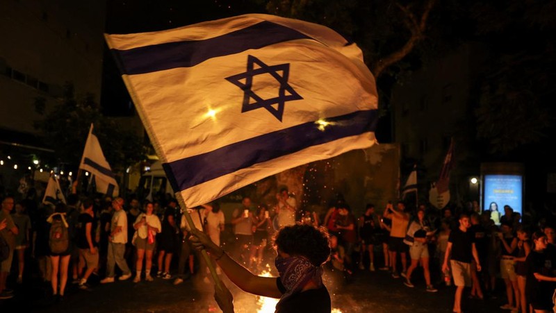 Ratusan ribu warga Israel turun ke jalan untuk melakukan protes massal pada Selasa (3/9/2024). Mereka menuntut kesepakatan gencatan senjata dan serikat pekerja utama Israel. (REUTERS/Florion Goga)