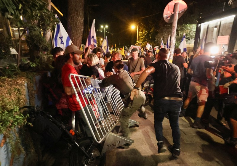 Ratusan ribu warga Israel turun ke jalan untuk melakukan protes massal pada Selasa (3/9/2024). Mereka menuntut kesepakatan gencatan senjata dan serikat pekerja utama Israel. (REUTERS/Florion Goga) Ratusan ribu warga Israel turun ke jalan untuk melakukan protes massal pada Selasa (3/9/2024). Mereka menuntut kesepakatan gencatan senjata dan serikat pekerja utama Israel. (REUTERS/Florion Goga)